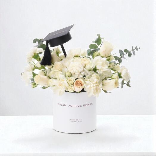 Le triomphe le plus pur – boîte florale toute blanche pour la remise des diplômes