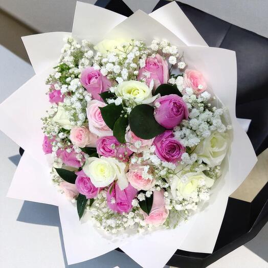 Элегантный розово-белый букет роз с гипсофилой – 30 премиальных роз