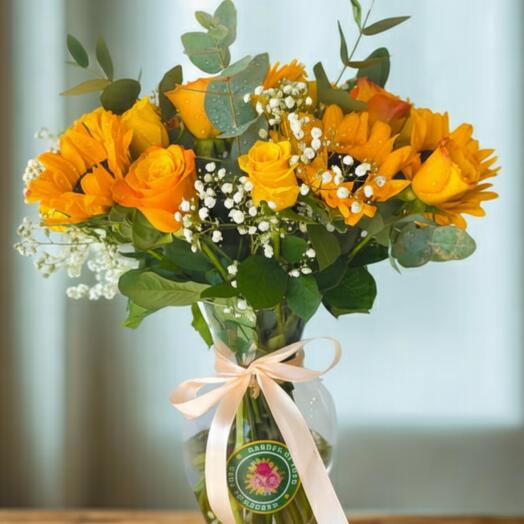 🌻 Golden Radiance – 8 Sunflowers, 20 Roses in Vase | Bright   Cheerful Flower Delivery Dubai
