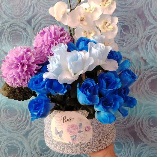 Голубо-белая коробка искусственных цветов