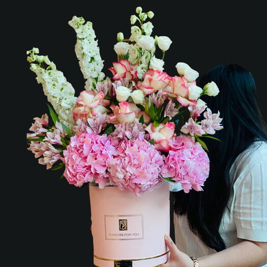 Специальная коробка цветов от флориста