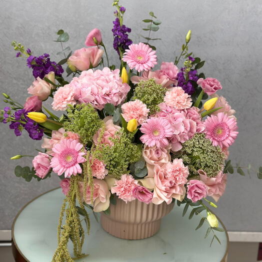 Элегантная розовая цветочная композиция в вазе