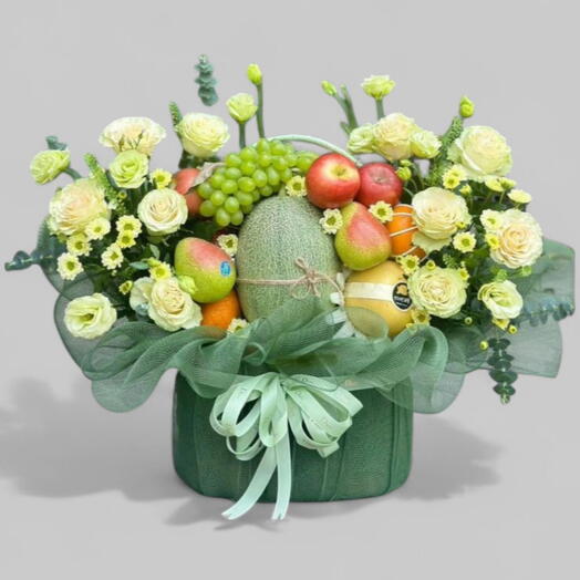 Мини-корзина со свежими фруктами и роскошными цветами