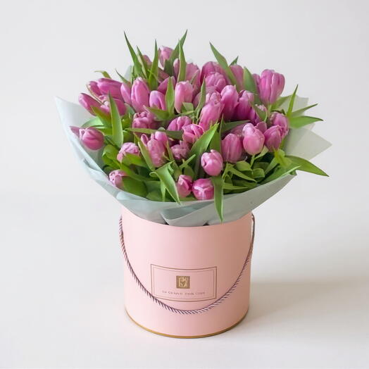 Розовая коробка тюльпанов