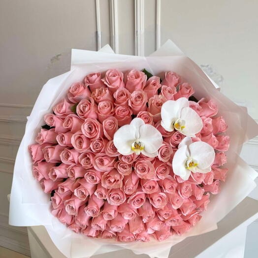 Принцесса _ 99 розовых роз с белой орхидеей роскошный букет для годовщины, дня рождения или для неё