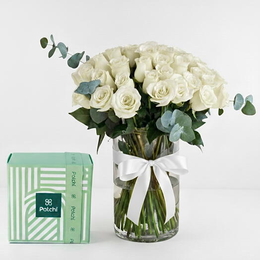 Jarrón Elegancia Marfil - 21 rosas blancas y Patchi 500g