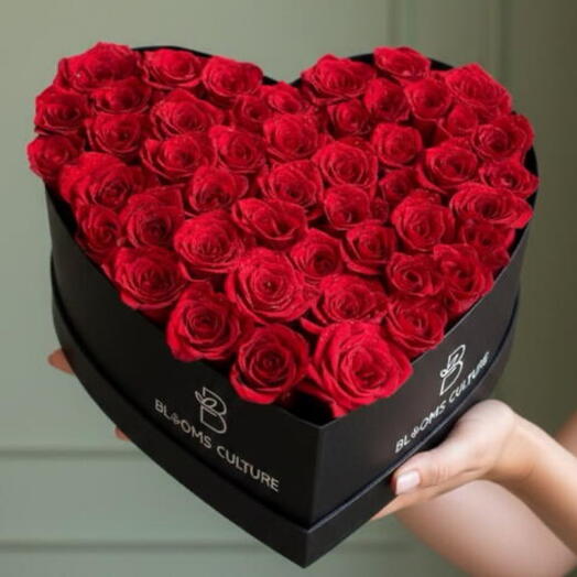 Коробка цветов в форме сердца на День святого Валентина