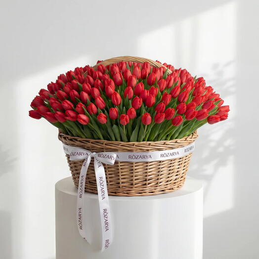 Красные тюльпаны: Алый шедевр