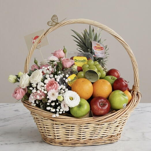سلة هدايا من الزهور والفواكه الطازجة
