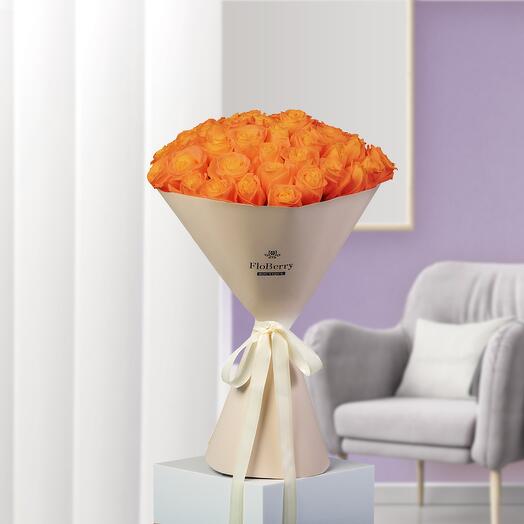 Reloj de arena con 51 rosas naranjas