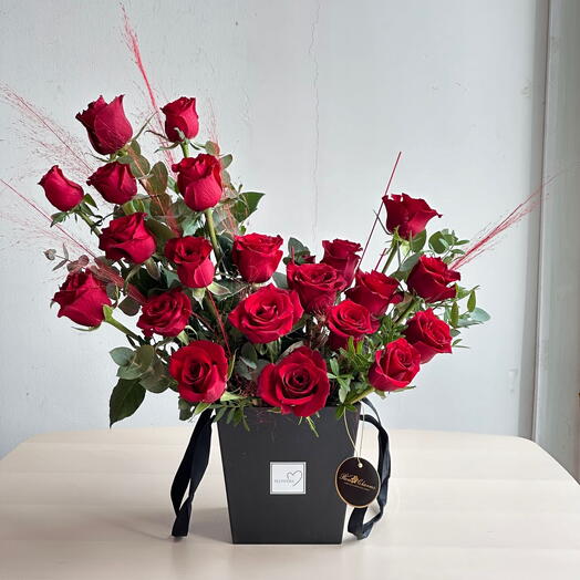 Пакет с красными лепестками