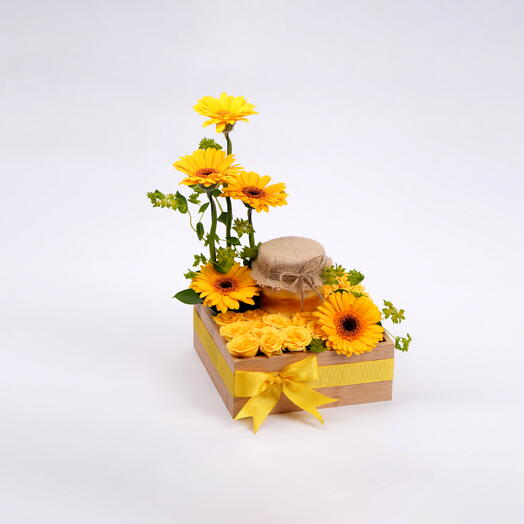 Цветы и поднос с манговыми тортами в баночках