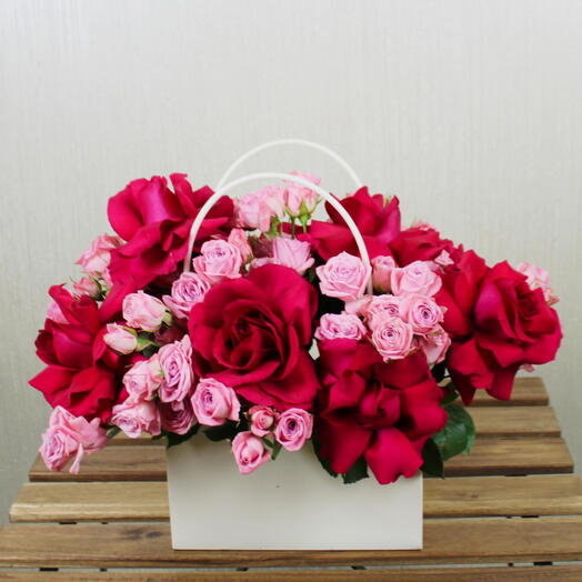 Odilia rose avec sac à roses