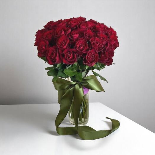 Red roses in a vase (31pis/50sm)