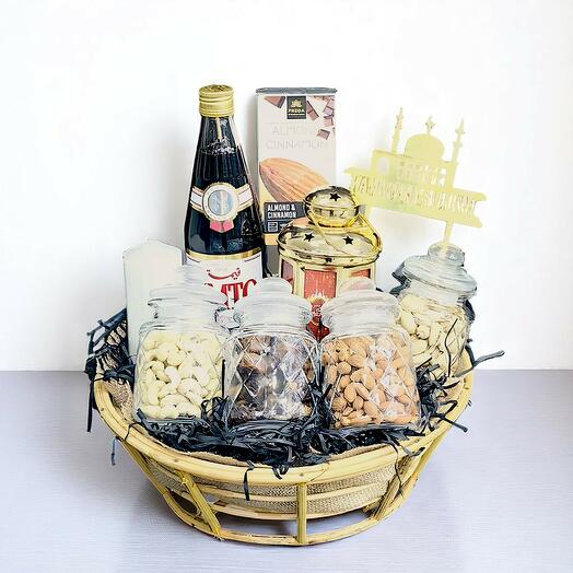 Подарочная корзина с угощениями к Рамадану