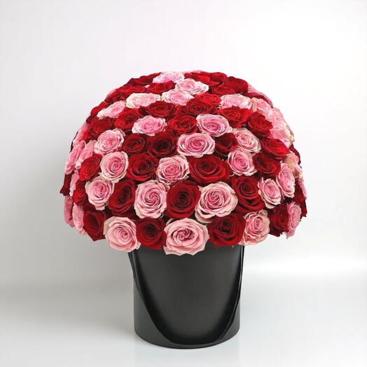 L'étreinte de la passion: Un luxueux bouquet de roses roses et rouges