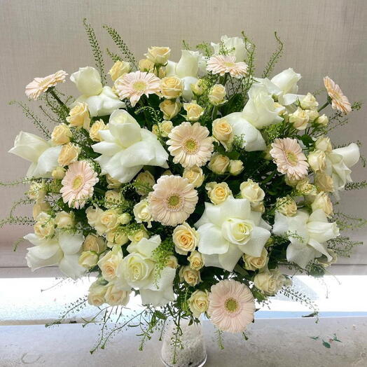 Elegant vase mix flowers