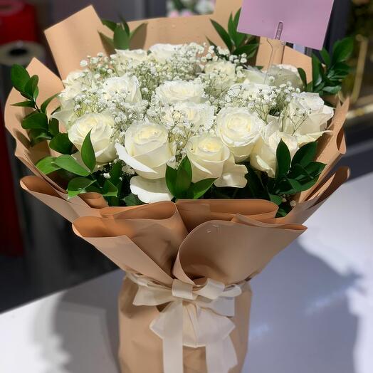 Премиальный букет белых роз 2