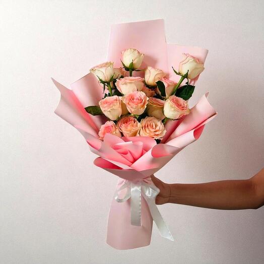 Розовый букет из 16 роз