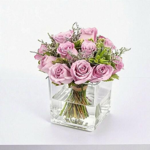 Роза королевского пурпура в вазе