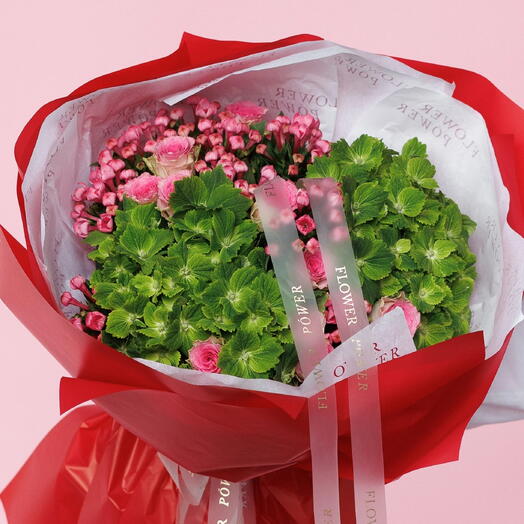Клубнично-мятный: большой букет розовых кустовых роз и зелёных гортензий