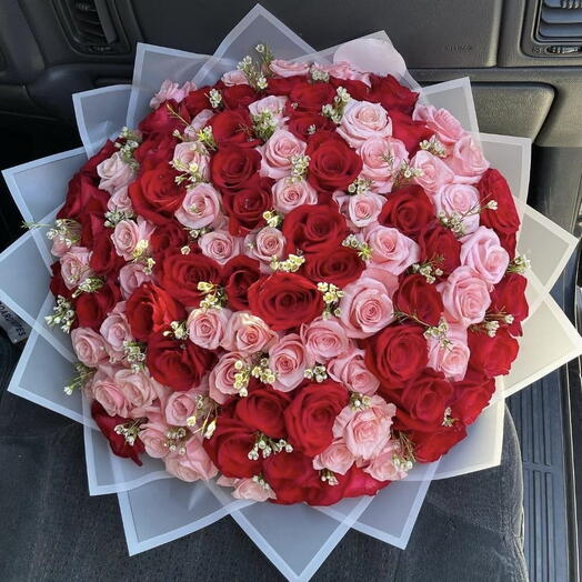 Роскошный букет-микс из 100 красных и розовых роз