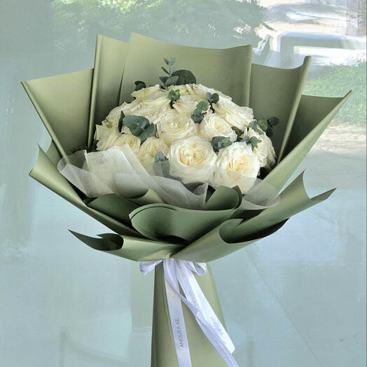 25 премиальных белых роз