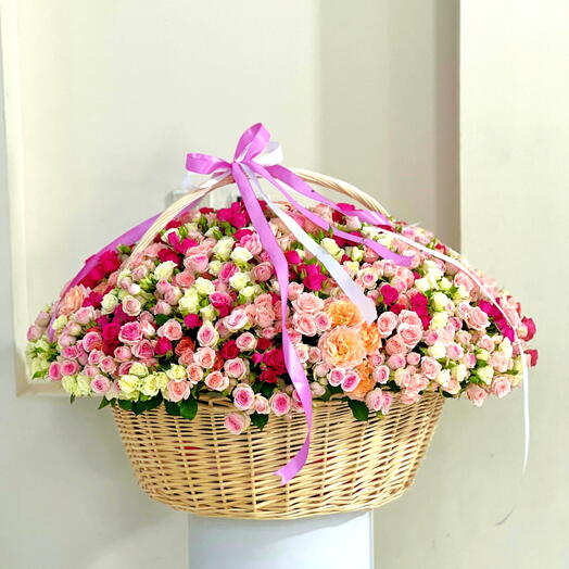 Кустовые розы в корзине