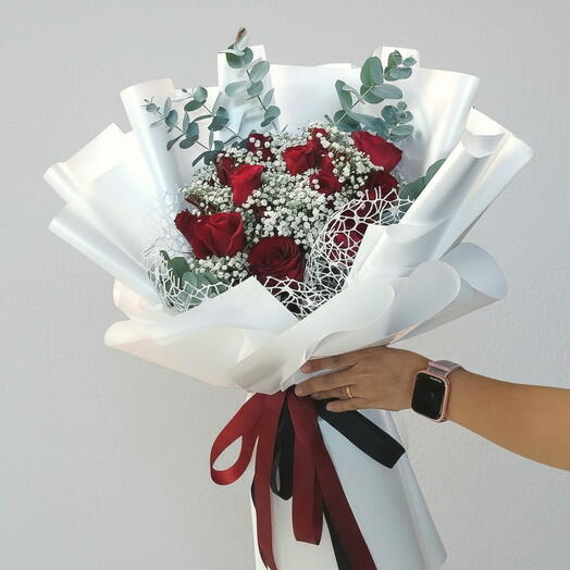 Большой романтический букет красных роз