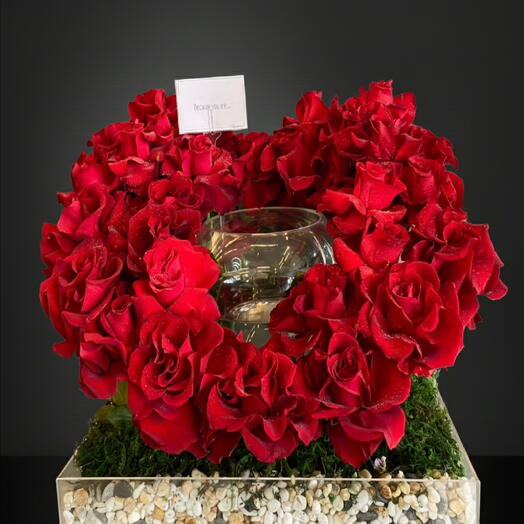 Акриловый поднос с аквариумом для бетты и розами (в форме сердца)