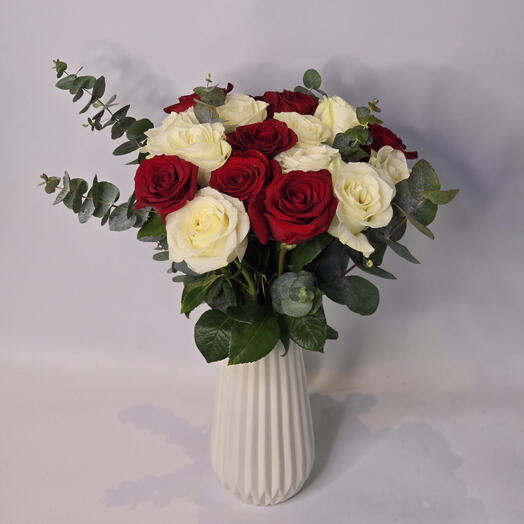 Белая ваза с 19 розами