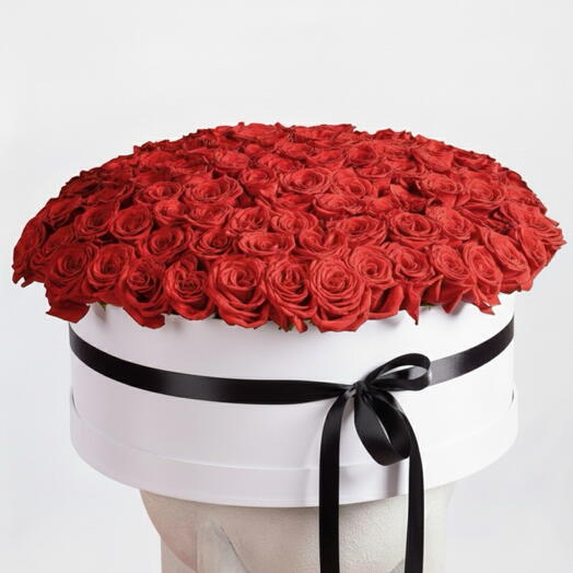 101 красная роза в круглой коробке