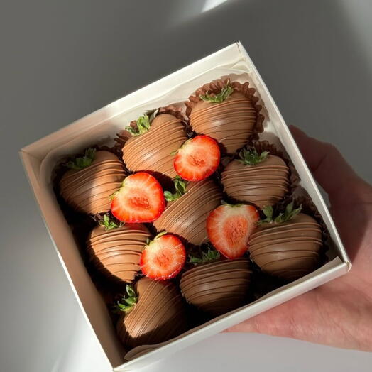Strawberries in milk chocolate, set of 9 pieces