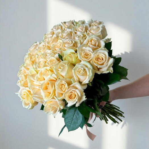 Грандиозный букет из 51 кремовой розы