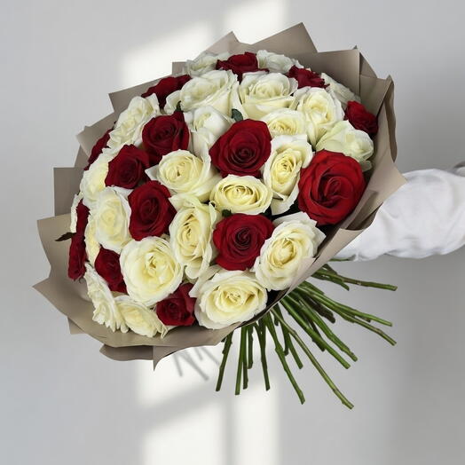 Harmony Duo - 51 белых и красных кенийских роз