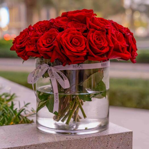 Красные розы в вазе