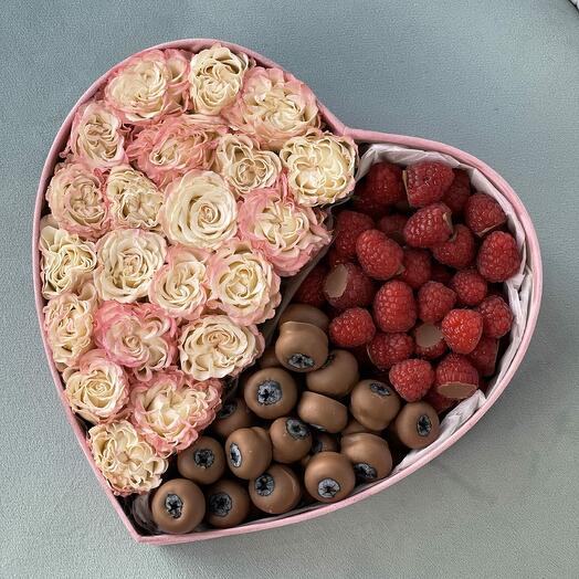 Heart shape box (size S, Raspberries + blueberries)