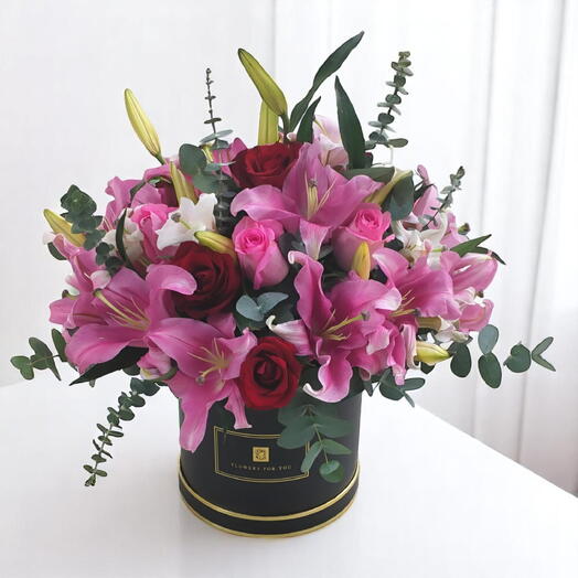 Elegant Bloom Hat Box – Pink Lilies   Roses Arrangement