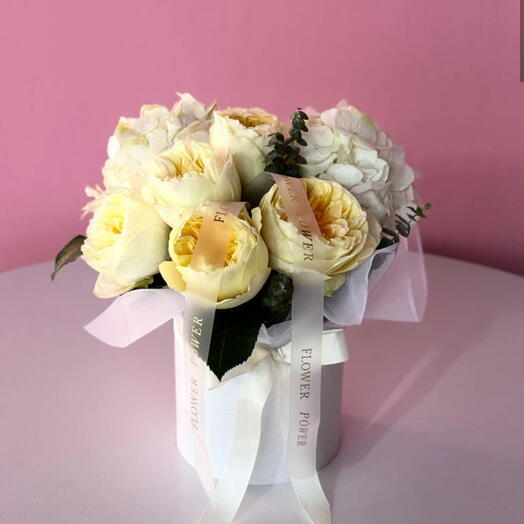 Залитый солнцем: маленькая коробка с гортензиями и розами