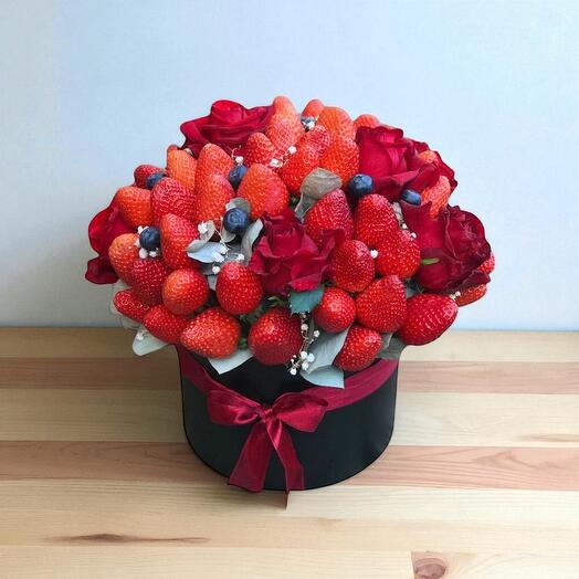 Элегантная подарочная коробка с клубникой и розами
