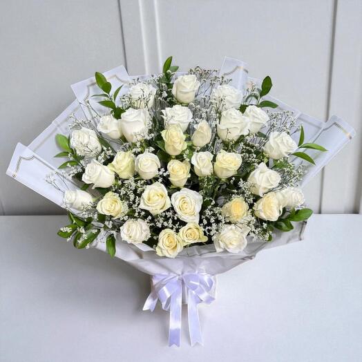Букет Чистая Элегантность – белые розы   гипсофила