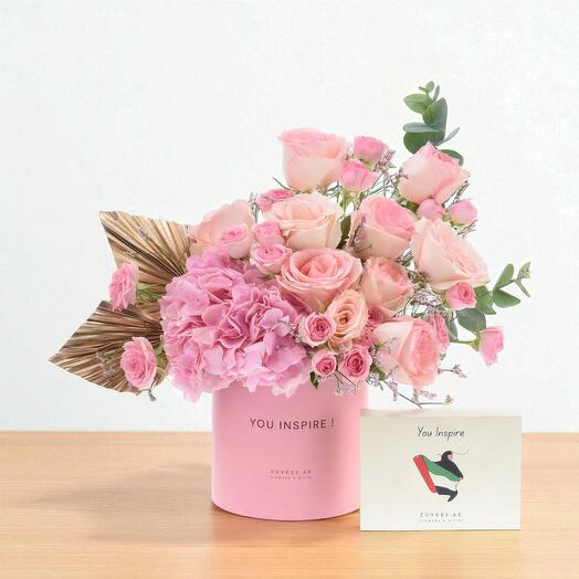 Золотисто-розовый цветочный бокс – шоколадное комбо