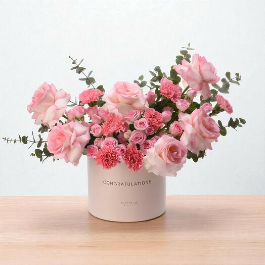 Поздравительная коробка с розовыми лепестками