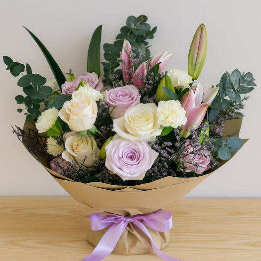 Лилия, розы, гвоздика в букете