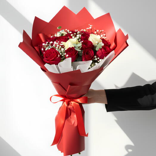 21 красно-белая роза Элегантность