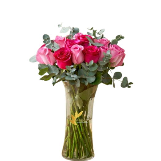 Тёмно- и светло-розовые розы в вазе