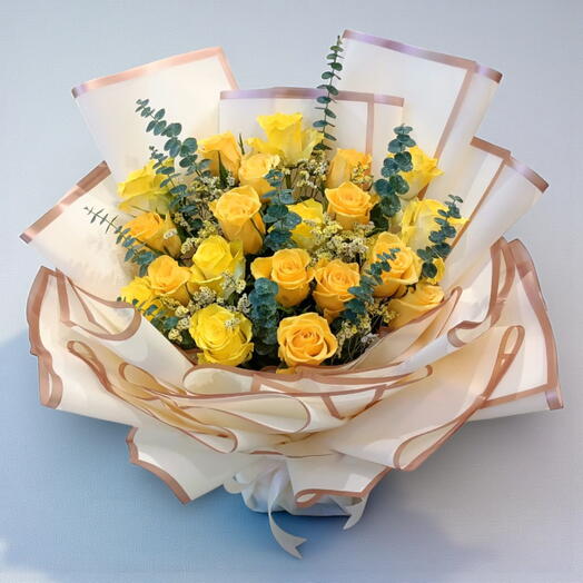 Золотой солнечный букет роз