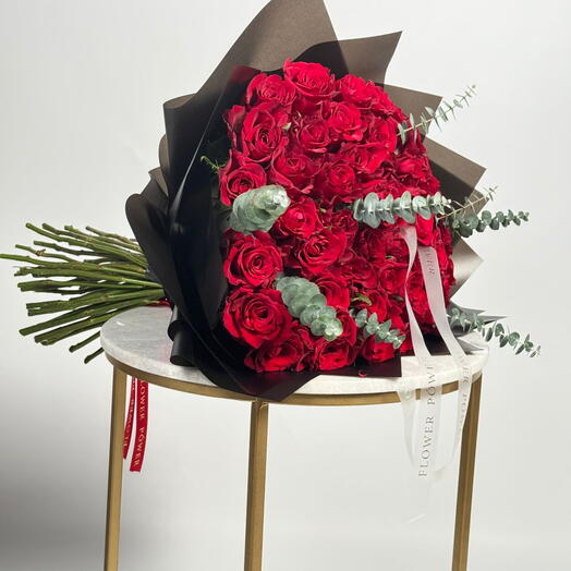Crimson Royale Luxe – 51 Rosas Rojas con Eucalipto