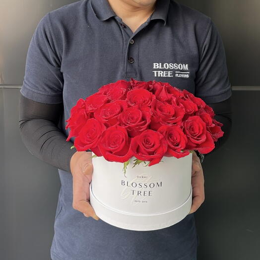 "Devoción Carmesí" 25 Rosas rojas premium de Ecuador en una caja tipo sombrerera