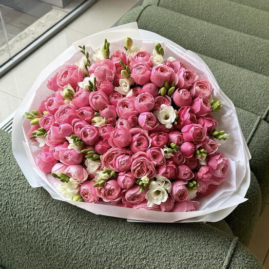 Rosa de jardín y Freesia